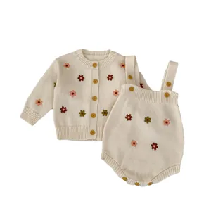 Ensemble cardigan et barboteuse en tricot pour bébé avec broderies fleurs colorées