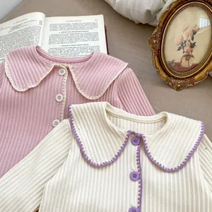 Detailansicht der Baby-Mädchen-Strickjacken mit Rüschenkragen und Rippenstruktur