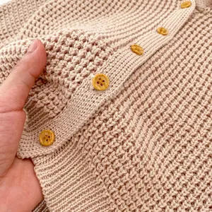 Conjunto de cárdigan con capucha para niña en punto de algodón beige con textura