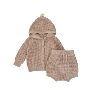 Conjunto de punto gofrado para bebé con cárdigan con capucha y botones de madera