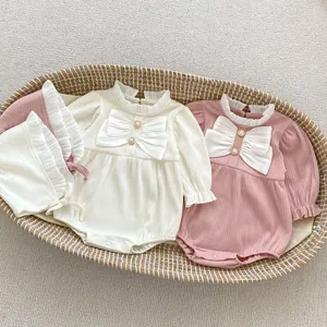 Süßes Baby Langarm-Strampler-Set mit großer Schleife und Rüschenmütze in zwei sanften Farben