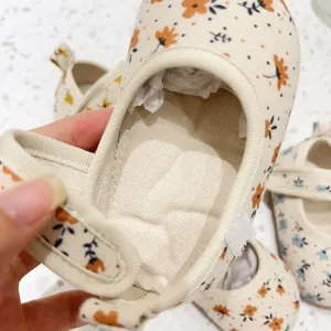 Chaussures souples bébé fille à motif floral avec tissu respirant et velcro