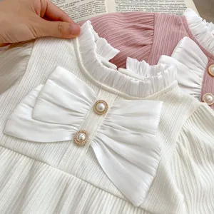Süßer Baby-Body mit großer Schleife und Perlenknöpfen in Weiß und Rosa