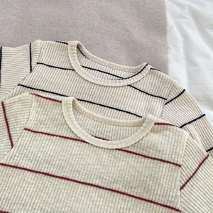 Vue détaillée du pyjama rayé pour enfants en maille côtelée douce avec col rond classique