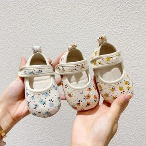 Vue détaillée de chaussures Mary Jane pour bébé en toile à motifs floraux multicolores