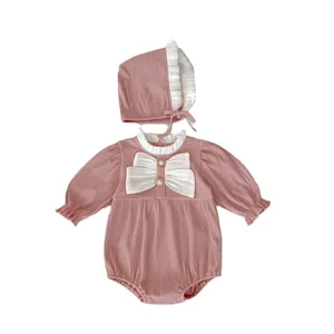 Rosa Baby-Strampler aus Rippstrick mit weißer Schleife, Rüschenkragen und passender Haube