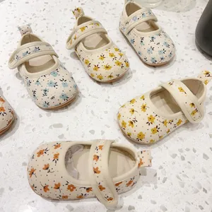 Chaussures Mary Janes en toile fleurie pour bébé avec semelles souples et brides velcro