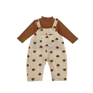 Baby Herbst-Set mit Langarmshirt und süßer Latzhose mit Bärenmuster, 2-teilig