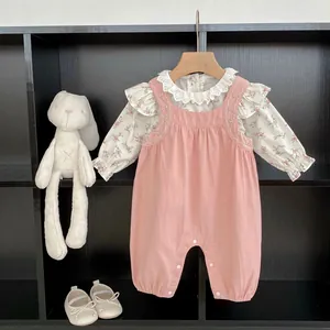 Completo bimba con camicia a maniche lunghe a fiori e salopette rosa ricamata infantile