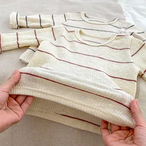 Pyjama rayé élastique pour bébé avec bavoir ours amovible et texture côtelée