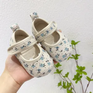 Chaussures souples pour bébé fille avec motif floral et fermeture velcro pratique