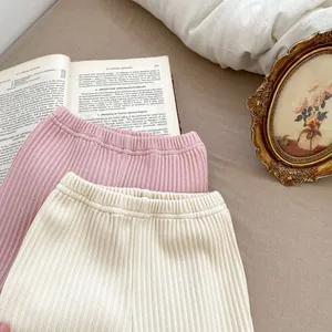 Detailansicht der gerippten Mädchen-Strickhose mit elastischem Bund in Rosa und Beige
