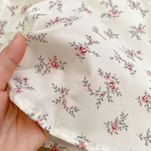 Completo neonata con salopette a fiori rosa e camicia in cotone bianco a maniche lunghe