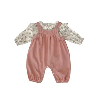 Set neonata con camicetta a fiori e salopette rosa ricamata completo due pezzi