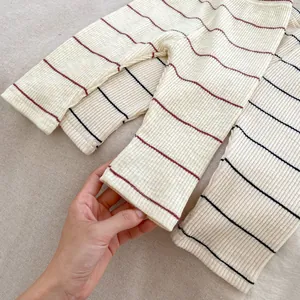 Gros plan détaillé du pantalon de pyjama rayé pour bébé avec texture côtelée et couture fine