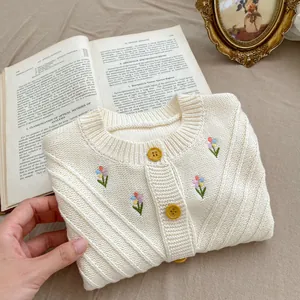 Handgestrickte beige Mädchenstrickjacke mit Blumenstickerei und gelben Knöpfen
