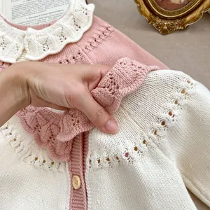 Rosa und beigefarbene Baby Strickjacke mit Spitzenkragen und zarter floraler Lochaussparung