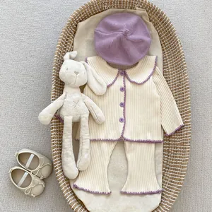 Flachbild des Baby Mädchen Stricksets mit lila Wellenkanten und weichem Zubehör