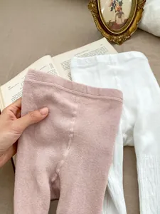 Nahaufnahme der elastischen Baby-Strumpfhose mit feiner Rippenstruktur aus Baumwolle