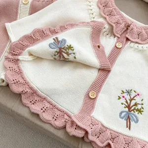 Vintage-Strickjacke für Mädchen mit Blumenstickerei und Rüschenkragen in Cremeweiß