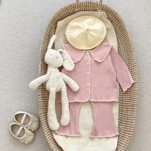 Flachbild von rosa Strick-Cardigan und ausgestellter Hose für Baby Mädchen Set