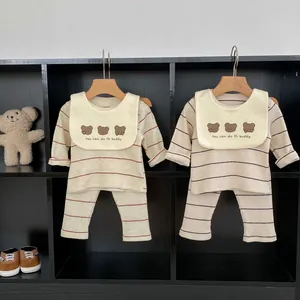 Ensemble pyjama rayé pour bébé avec manches longues et bavoir ours détachable