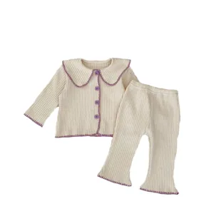 Mädchen Set aus Rippstrick-Cardigan und ausgestellter Hose mit lila Wellensaum