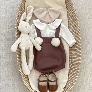 Completo neonato in maglia con pagliaccetto marrone, pompon, top bianco e berretto