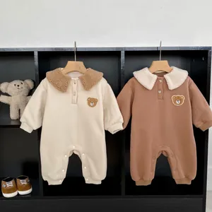 Tutina invernale per neonati con colletto a contrasto e ricamo a forma di orso