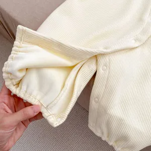 Détail de la doublure en peluche et du velours côtelé sur la grenouillère bébé hiver