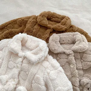 Vue détaillée des vestes en polaire pelucheuse pour bébé en crème, caramel et beige