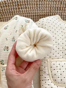 Detaillierte Nahaufnahme der gesteppten Babyjacke mit warmem Lammwollfutter