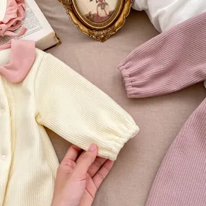 Détail de la maille côtelée sur cette barboteuse pour bébé avec col volanté élégant