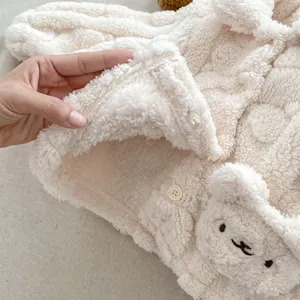 Ensemble homewear bébé avec ours en peluche, doublure polaire et fermeture boutonnée