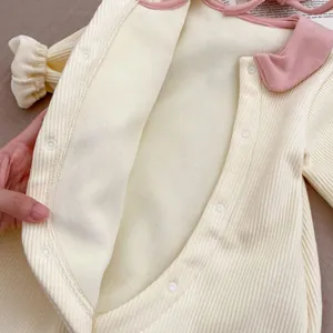 Barboteuse épaisse pour bébé en velours crème avec bordure rose et doublure polaire