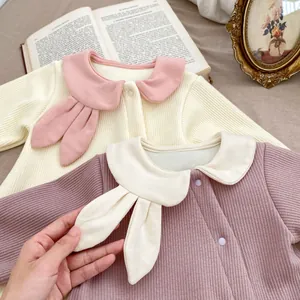 Détail de la grenouillère pour bébé en maille côtelée avec col Peter Pan à oreilles de lapin