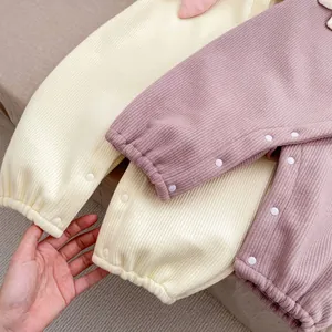 Détail du tissu côtelé doux et des boutons-pression de la barboteuse pour bébé