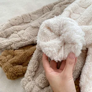 Vue détaillée de la doublure polaire épaisse et de la texture douce du pyjama bébé