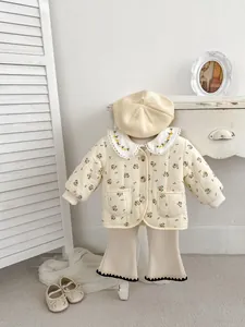 Detailansicht der gesteppten Blumenjacke für Babys mit Spitzenkragen und Barett