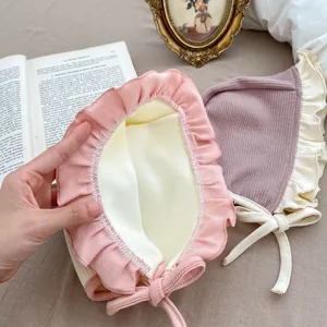 Détail du bonnet tricoté bébé avec doublure polaire et bordure à volants chaud
