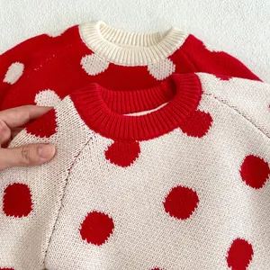 Détail du col rond côtelé sur les pulls en maille à pois pour bébés en hiver