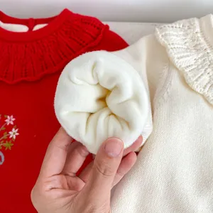 Barboteuse tricotée doublée polaire pour bébé avec broderie florale et col en dentelle