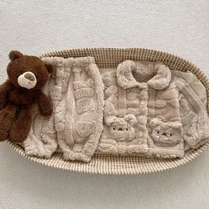 Détail de pyjama pelucheux pour bébé dans un panier montrant la texture douce