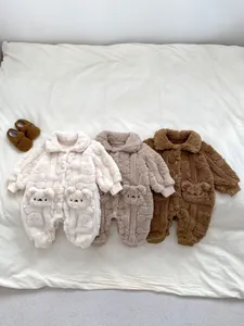 Drei Plüsch-Baby-Strampler in Beige und Braun mit passenden Schühchen im Set