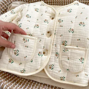 Wattierte Babyjacke mit Blumenmuster, V-Ausschnitt und braunen Knöpfen im Vintage-Stil