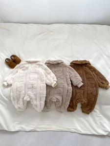 Detail von Fleece-Baby-Stramplern mit geprägtem Bärenmuster in Creme-, Grau- und Brauntönen