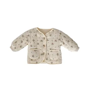 Gesteppte Baby-Strickjacke mit Blumenmuster, V-Ausschnitt und braunen Knöpfen