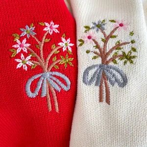 Body tricoté hiver pour bébé avec broderie florale et nœud en rouge et blanc cassé