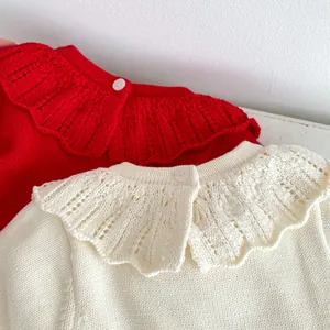 Gros plan du barboteuse en tricot pour bébé avec col Claudine aux motifs ajourés
