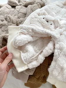 Nahaufnahme der elastischen Rippbündchen an einem dicken Baby-Fleece-Einteiler